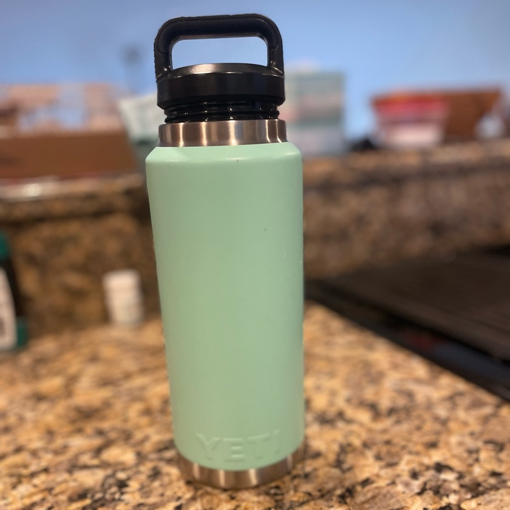 Yeti tumbler 46 oz. 
It is seafoam green! In great cond.